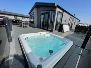 Indulgence Lakeside Lodge i3 with hot tub, private fishing peg situated at Tattershall Lakes Country Park